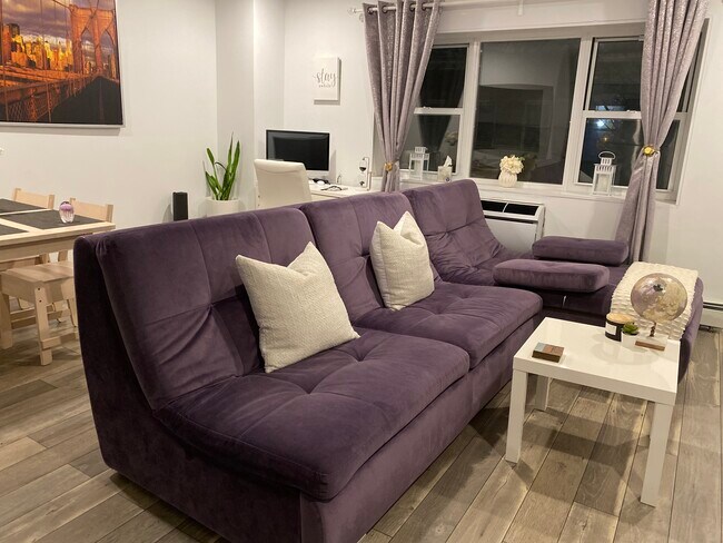 Building Photo - 152 W 9th St