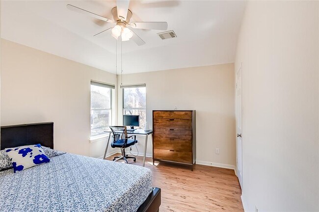 Building Photo - 9001 Sunburst Terrace
