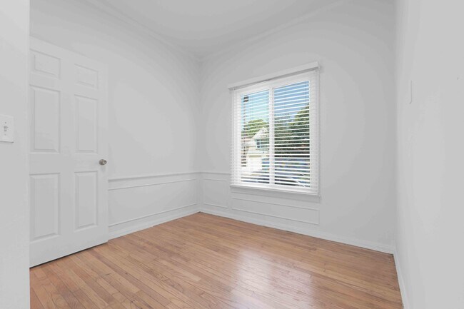Building Photo - 2452 W 18th St