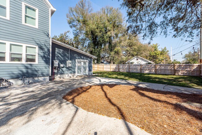 Building Photo - 3 BD 2.5 Bath Charming Home