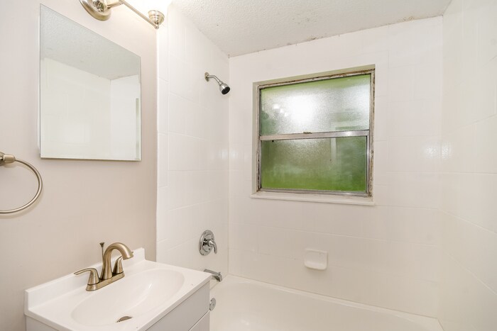 Building Photo - 6019 Verdes Rd