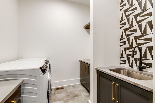 Building Photo - Like New 4 Bedroom Luxury Home in Franklin TN