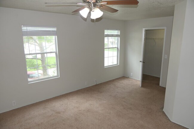 Building Photo - 2114 Vlg Xing Trl