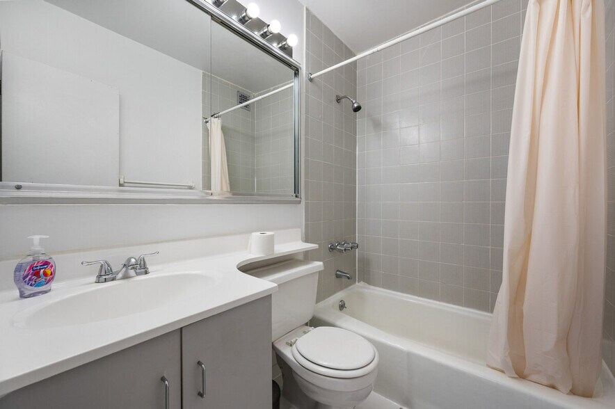 Building Photo - 458 W 52nd St