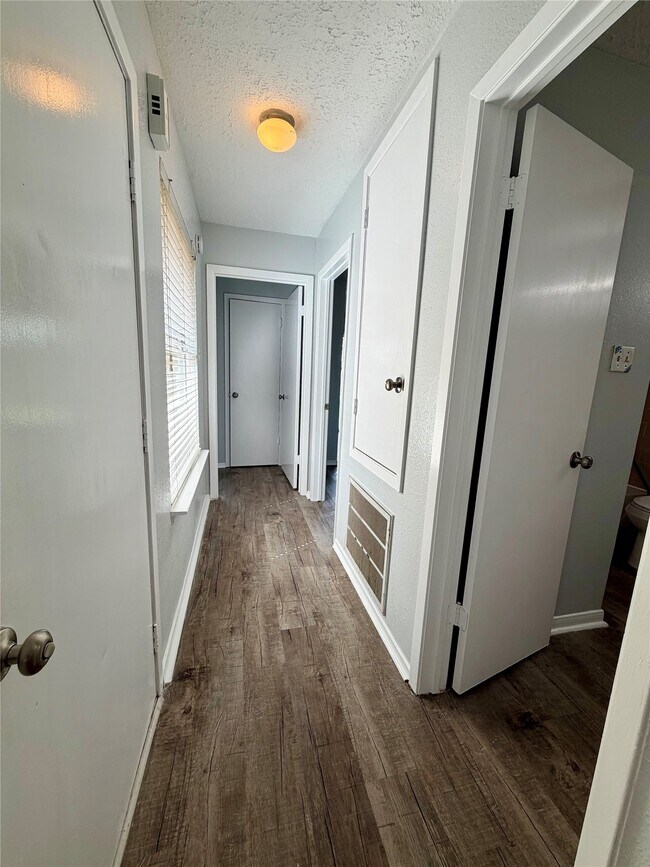 Building Photo - 7111 Golden Dale Ct