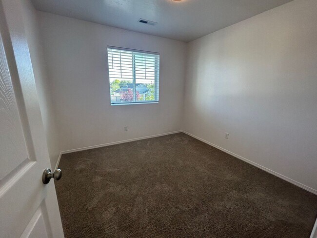 Building Photo - 3 Bedroom plus Loft For Rent! Victory Sout...