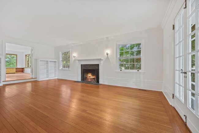Building Photo - 90 Greenacres Ave