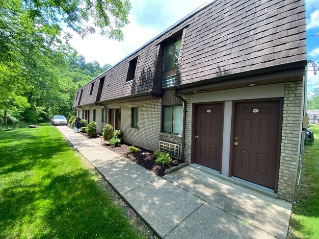 Building Photo - Beautiful One Bedroom Apartment with A/C, Parking & On-Site Laundry! Call Today!