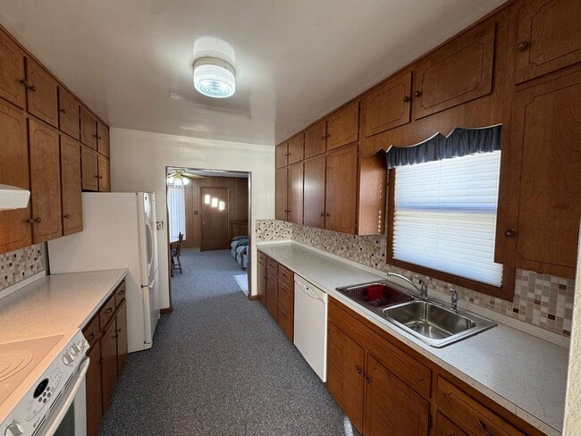 Building Photo - Main level house available for rent