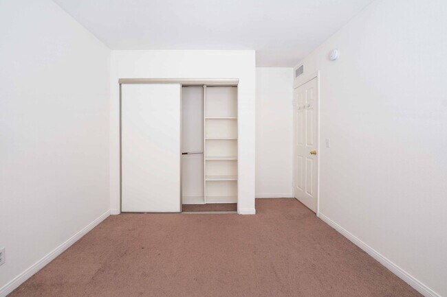 Building Photo - >>> THREE BEDROOM + THREE BATHS TOWNHOUSE ...