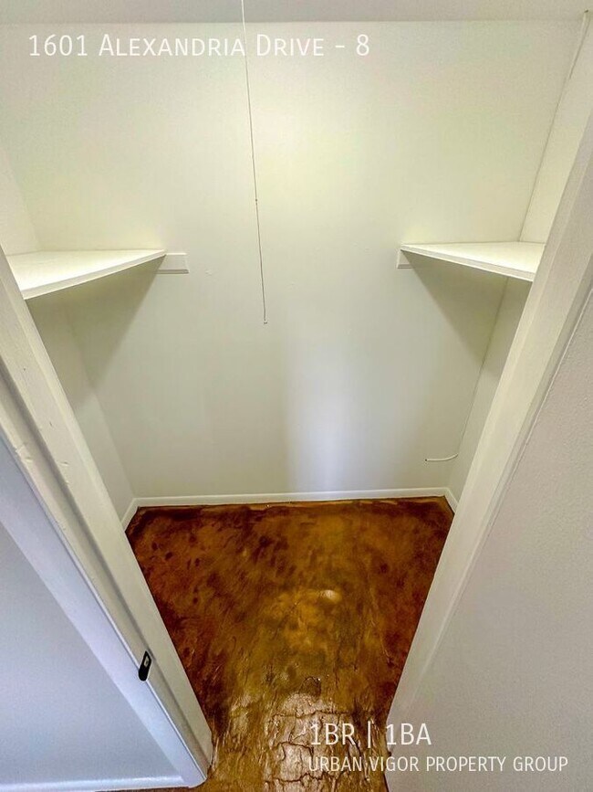 Building Photo - 1601 Alexandria Dr