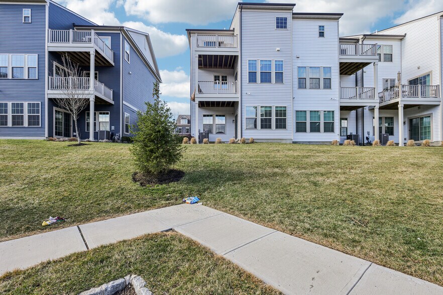 Building Photo - 21 Dahlia Dr