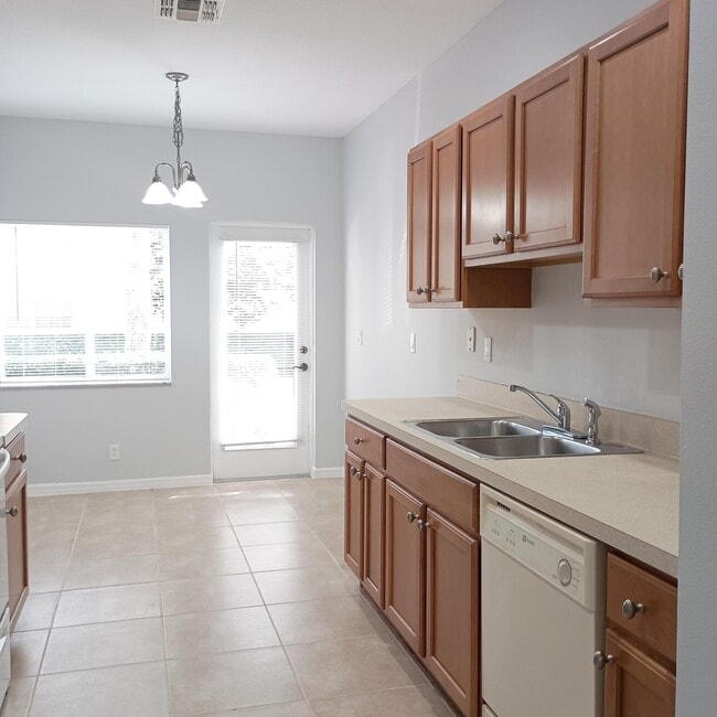 Building Photo - 2410 SE Santos Dr