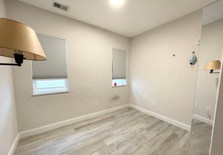 Building Photo - 117 Hillside St