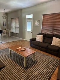 Building Photo - 4 Bed / 3 Bath House! Close to UF & Everything! Ask for Kathleen when you inquire!