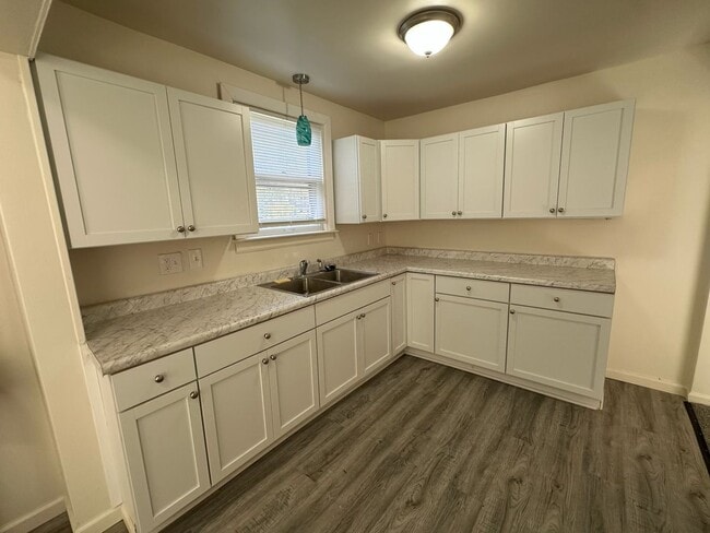 Building Photo - Renovated 2 bedroom / 1 bath house with 2 car garage