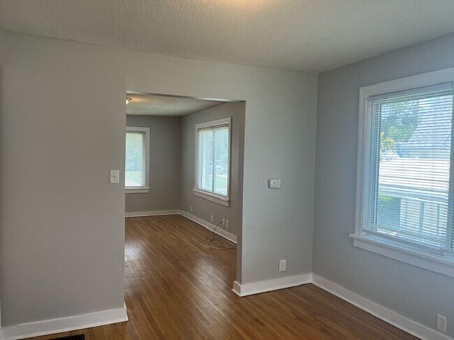 Building Photo - Charming 2 Bedroom Bungalow