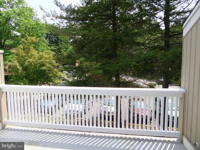 Building Photo - 1700 Oakwood Terrace