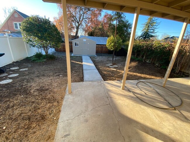 Building Photo - Updated 2 Bedroom Roseville Unit!