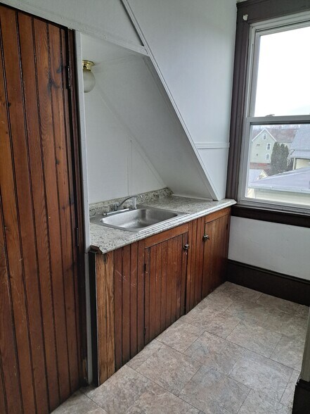 Building Photo - 261 Maple St