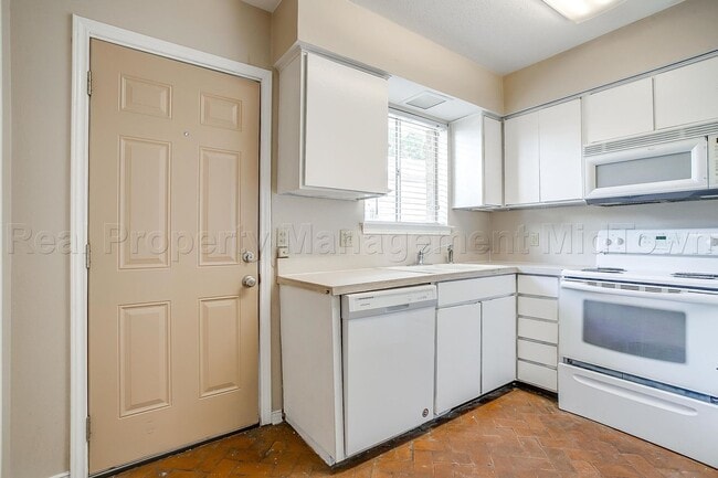 Building Photo - 13305 Southview Ln