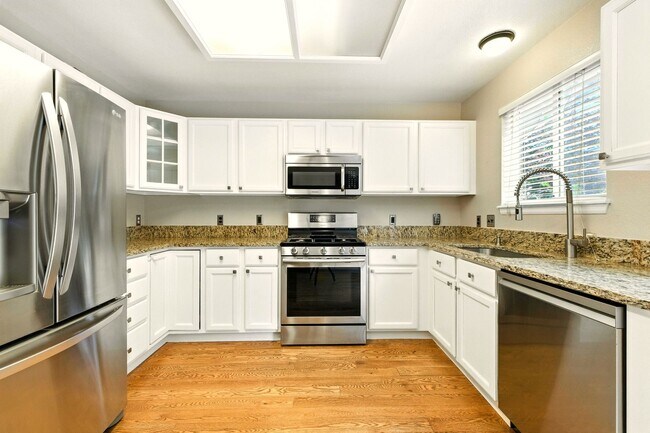 Building Photo - Amazing 3 Bed 4 Bath Highlands Ranch House...