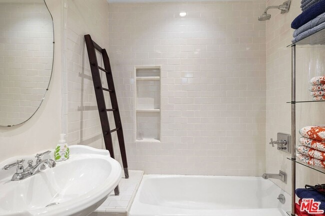 Building Photo - 639 Westbourne Dr