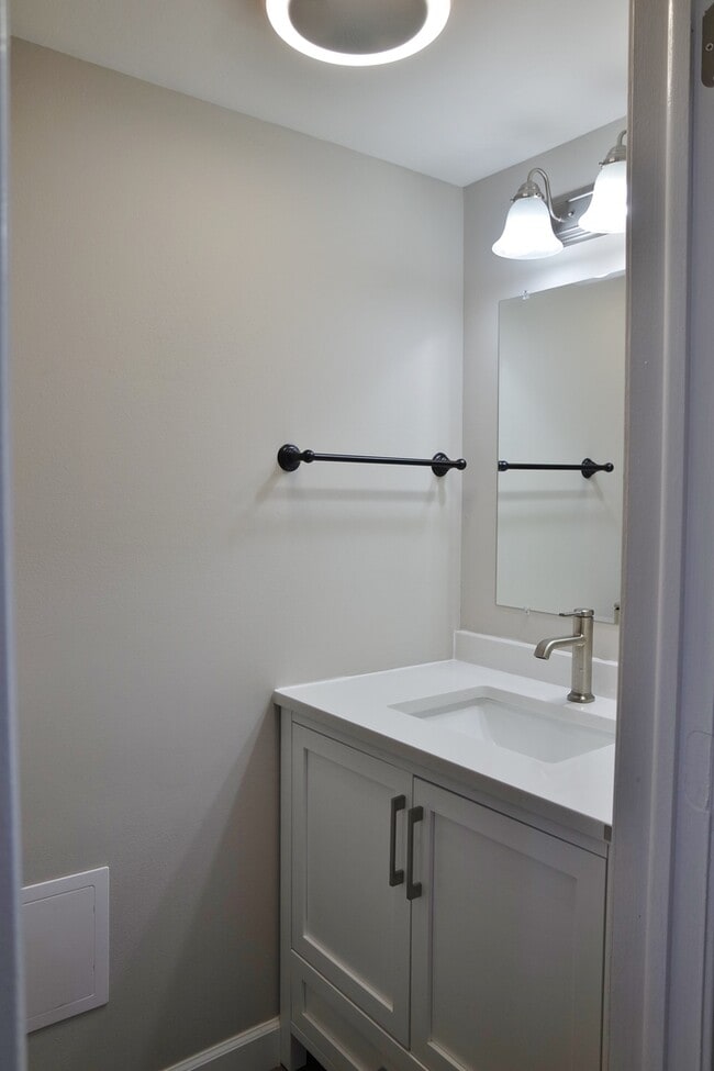 Building Photo - 411 Stevenson Pl