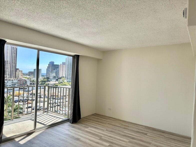 LIving room - 818 S King St