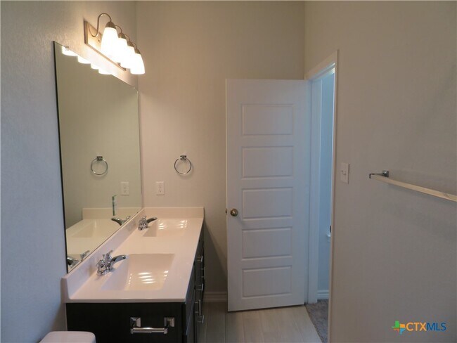Building Photo - 352 Blacktail Dr