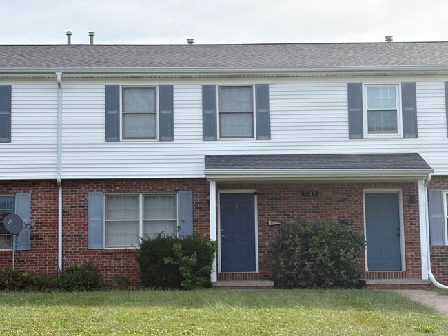 Building Photo - 707 N Golfcrest Rd