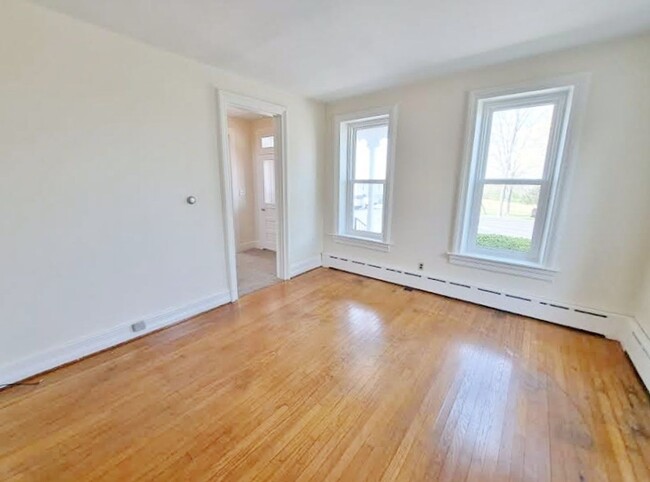 Building Photo - 3 Bed / 1-1/2 Bath Single Family w/2 Car G...
