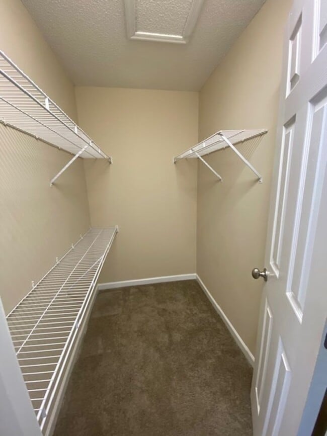 Building Photo - **MOVE IN SPECIAL, 1/2 OFF FIRST MONTHS RENT** Updated 3 bed 2 bath house