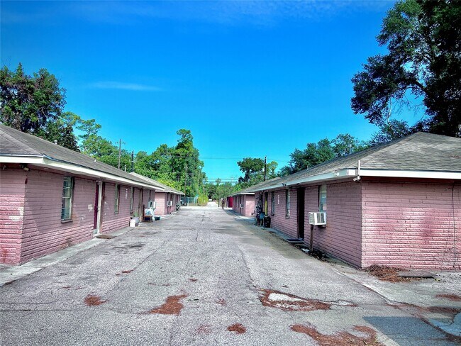 Building Photo - 1825 W Little York Rd