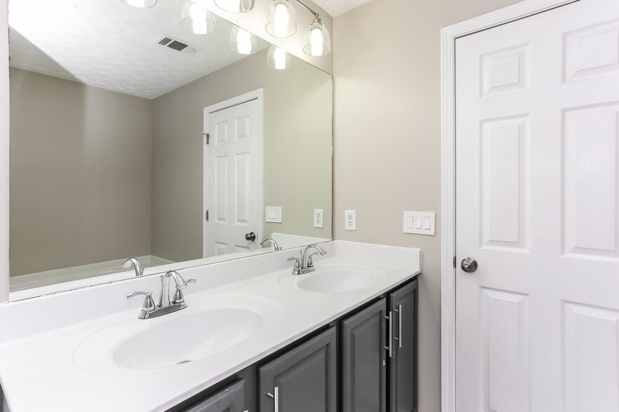 Building Photo - 2210 Valley Creek Dr