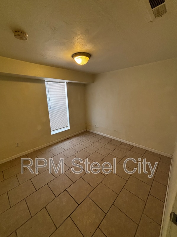 Building Photo - 511 W 12th St