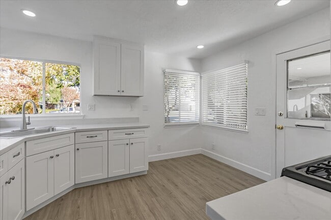 Building Photo - 1878 Cabana Dr