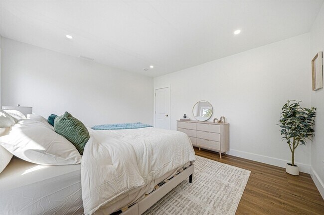 Building Photo - 54 Rangeley Rd