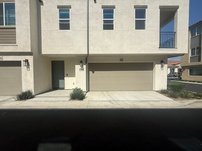 Building Photo - Two-bedroom, two-and-a-half-bath tri-level townhouse located in Arcadia, CA