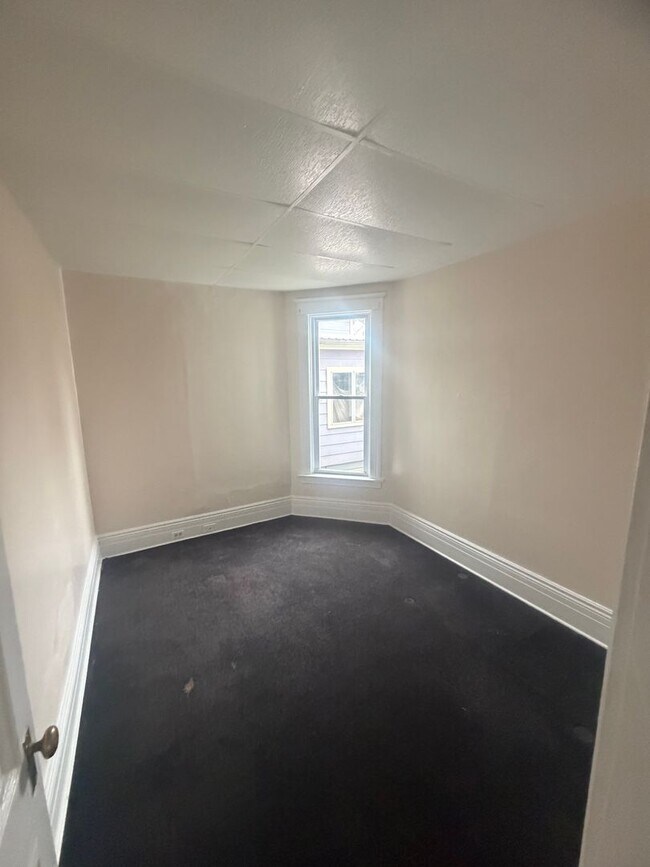 Building Photo - 1017 W 5th St