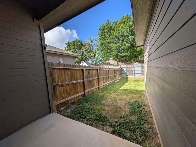 Building Photo - 3/2/2 Duplex / Less than 1 Mile to Gruene / Fridge Included/ Gas Cooking / Covered Patio / CISD