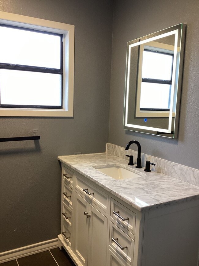 Building Photo - Newly Updated Family Home  Close to Jr. High & High School!  Pets welcome!