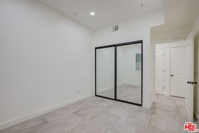 Building Photo - 1444 S Point View St