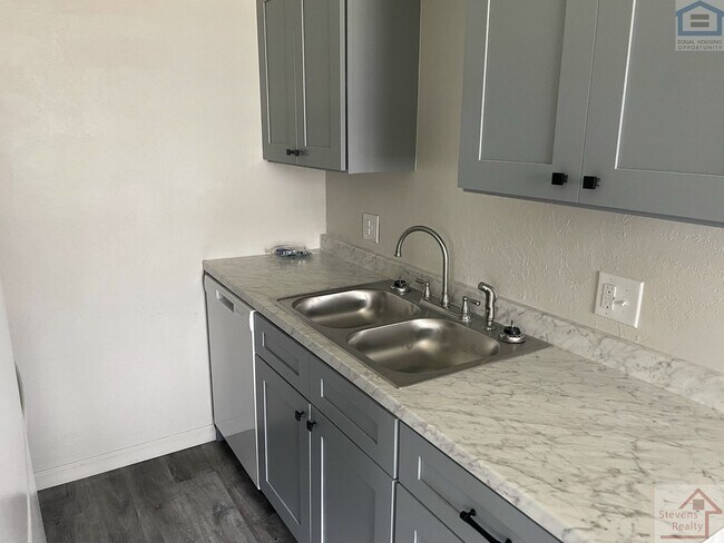 Building Photo - 1502 NW Kingsbury Ave