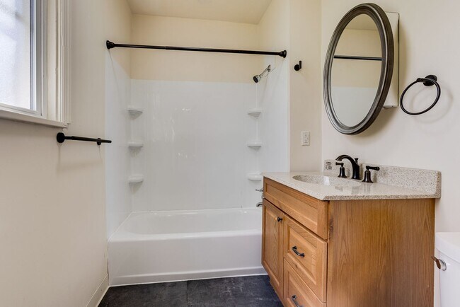 Building Photo - 609 E Warrington Ave