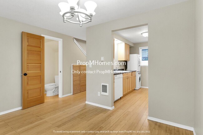 Building Photo - Charming 2-Bedroom Haven in the Heart of Sunset - A Blend of Serenity and Convenience!