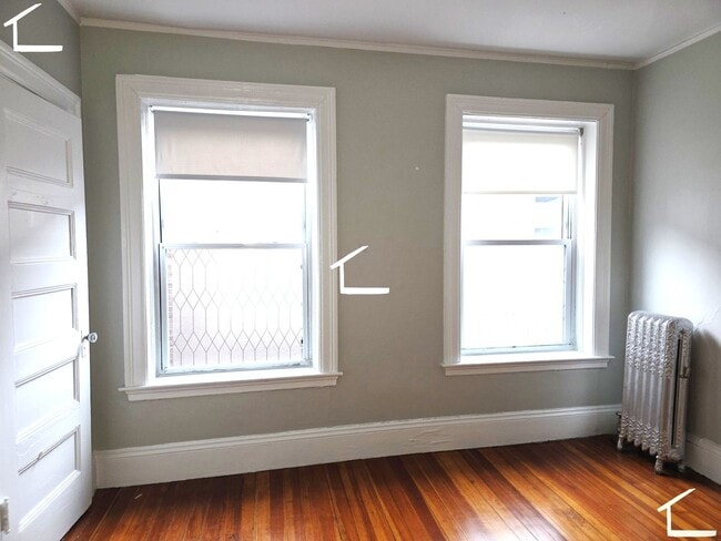 Building Photo - No Brokers Fee, Washington Sq. Area, Heat, Hot Water Included, Lage Bedrooms, Eat-in Kitchen, Lau...