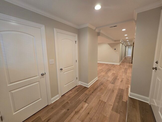 Building Photo - 1502 W Jonquil Terrace