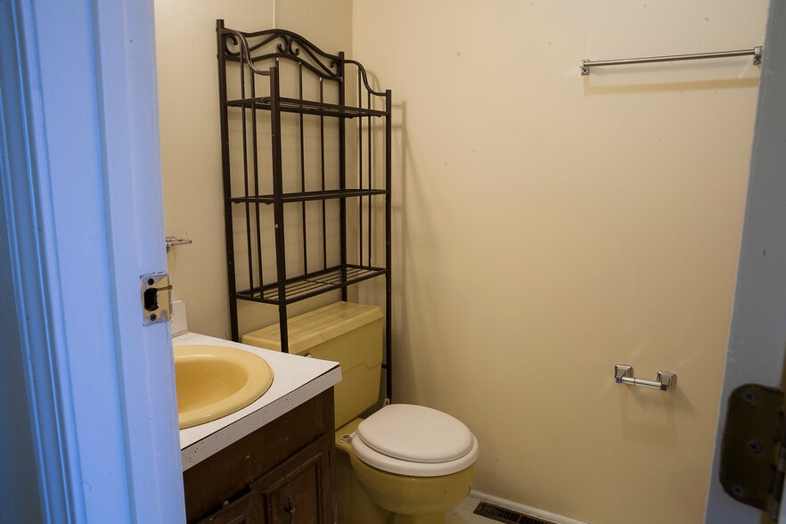 Upstairs Full Bathroom - 1805 King College Rd