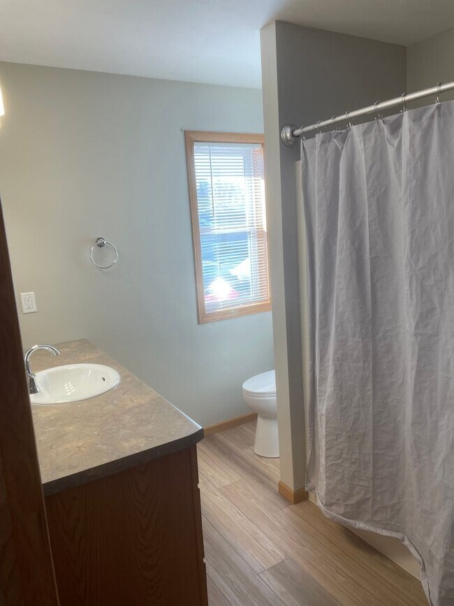 Building Photo - 2930 W Glenpark Dr